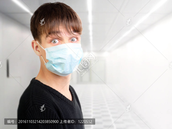 青少年戴面具