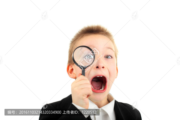 男孩用放大鏡