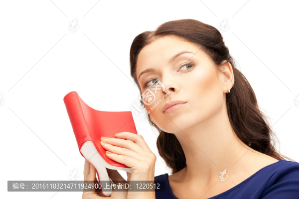 從容嚴肅的女人帶著書