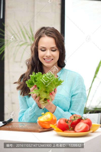 廚房里的漂亮女人