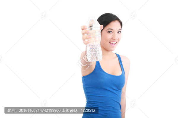 微笑的年輕女子與水；孤立在白色背景