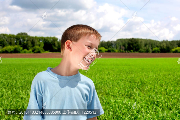 田野里的男孩