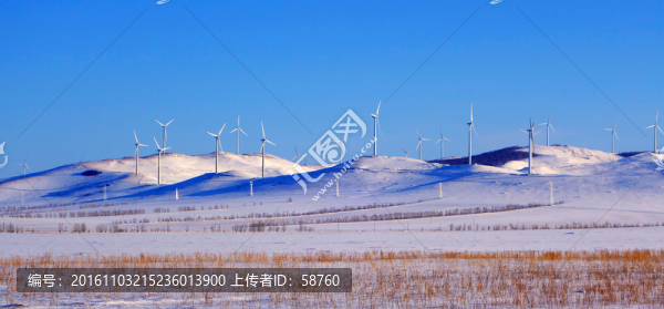 雪山上的風(fēng)力發(fā)電廠風(fēng)機(jī)