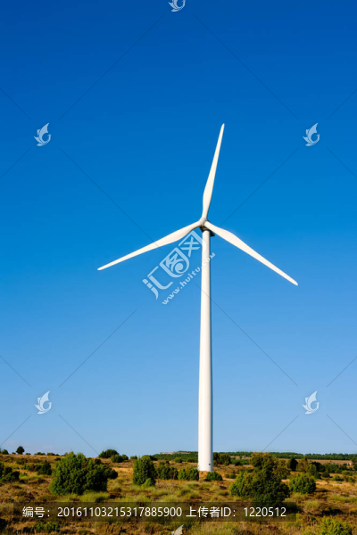 風力發(fā)電機的風車在晴朗的藍天