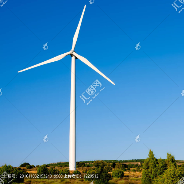 風(fēng)力發(fā)電機(jī)的風(fēng)車在晴朗的藍(lán)天