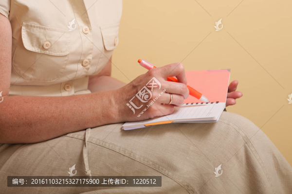 筆記本和紅筆婦女