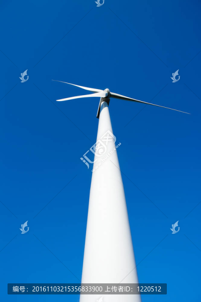 風(fēng)力發(fā)電機(jī)的風(fēng)車在藍(lán)色的天空