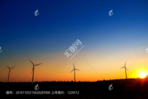 風(fēng)力發(fā)電機的風(fēng)車在落日的天空