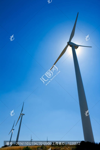 在藍天的一排風(fēng)力發(fā)電風(fēng)車