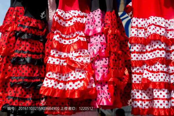 紅色粉紅色的吉普賽服裝弗拉門戈舞者