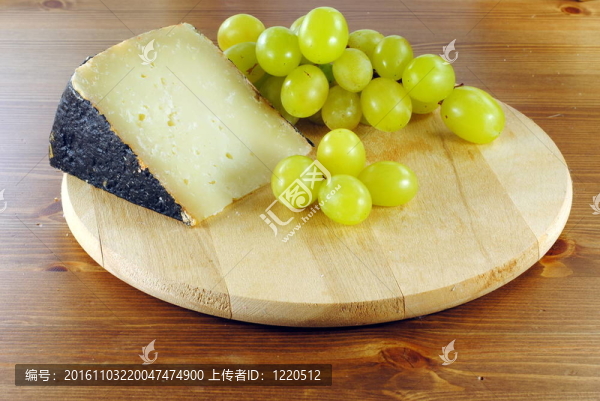 意大利干酪，葡萄切木板，用綿羊奶制作