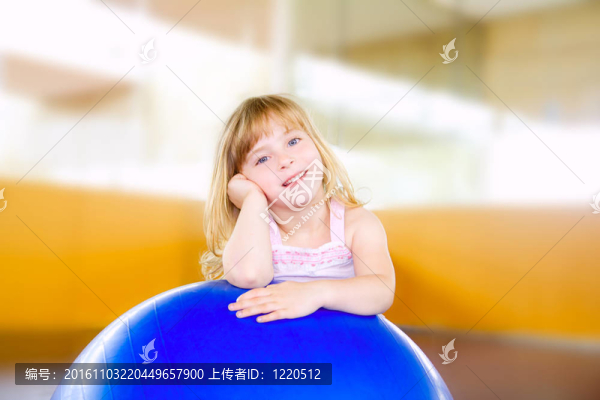 小女孩與健身房健美操球