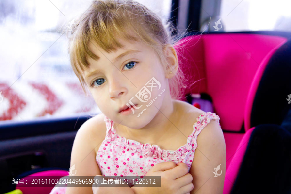 金發(fā)女孩坐在汽車安全座椅