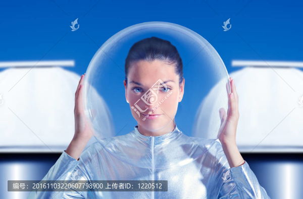 宇航員美麗的未來(lái)女人在天文臺(tái)