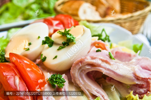 美味的新鮮沙拉和橄欖油
