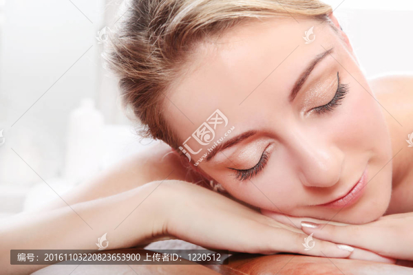 女人放置在水療中心