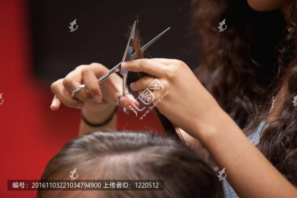 關(guān)閉一只手剪頭發(fā)