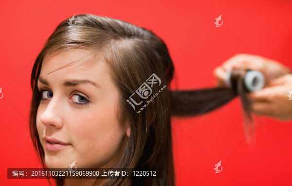 她頭發(fā)卷的女人