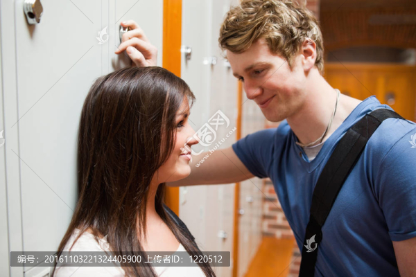 親密的一對夫婦看著對方