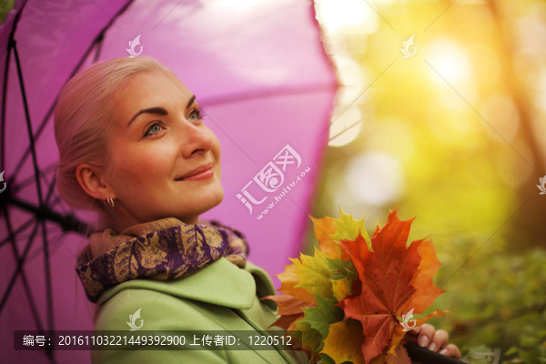 秋天幸福的女人