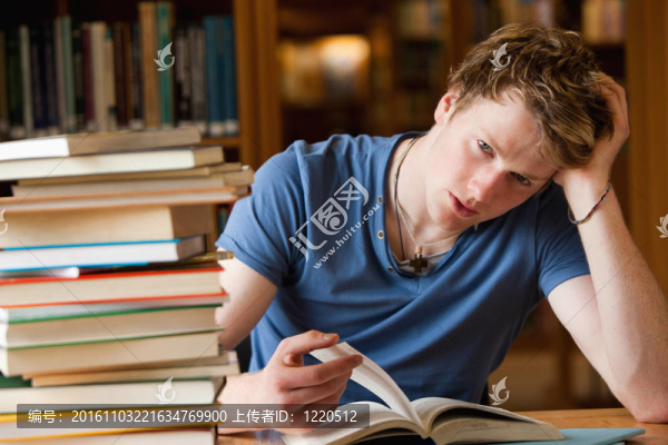 累了的人帶著一本書