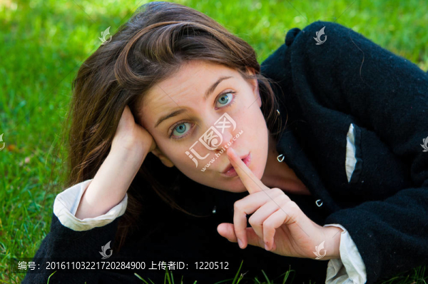 一個(gè)年輕美麗的女孩安靜的肖像新鮮