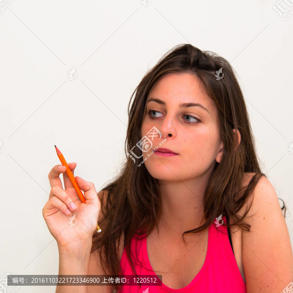 漂亮的女人拿著一支鉛筆