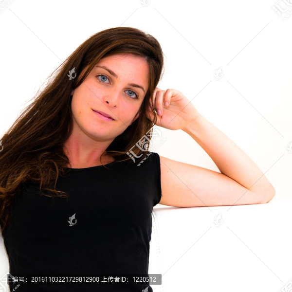在起居室沙發(fā)上抱著她臉的年輕女人的肖像