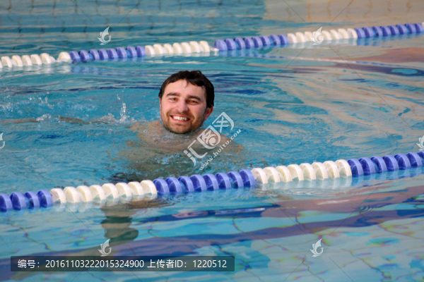 在水