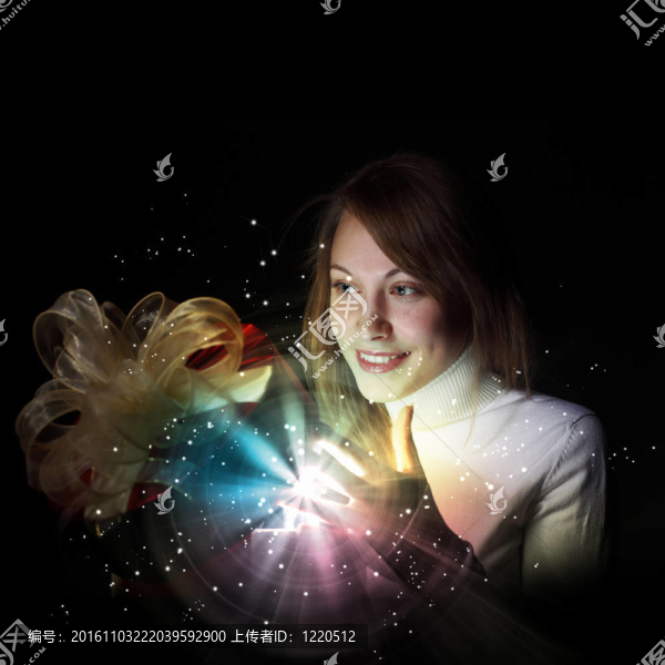 年輕漂亮的女人與禮品盒