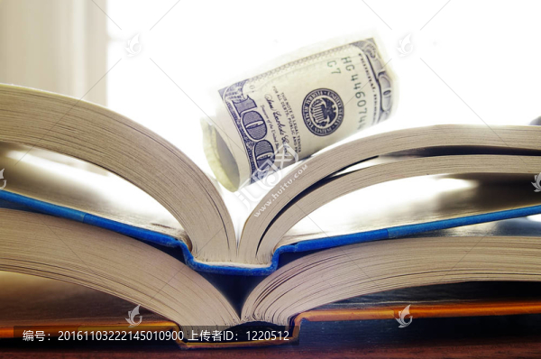 打開書本上的現(xiàn)金