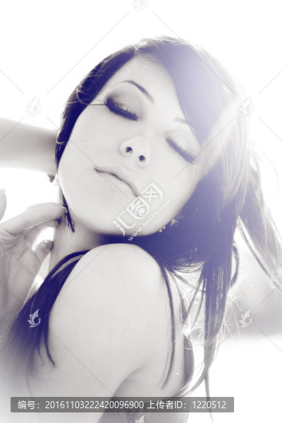 太陽光中的性感年輕女人