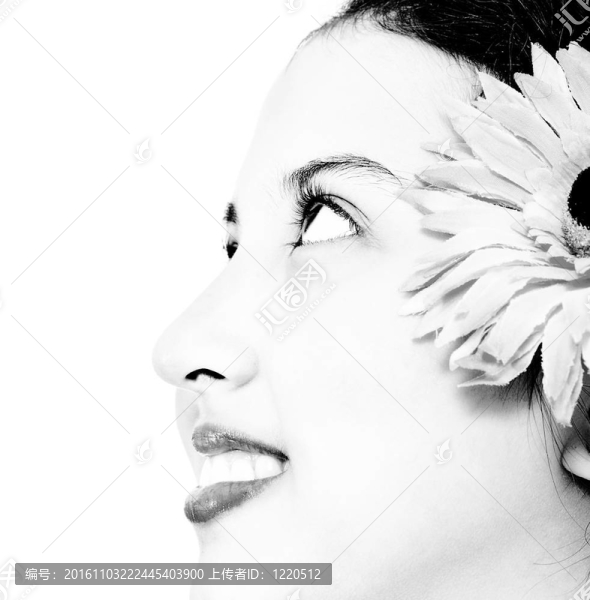 一個(gè)漂亮的年輕女孩面對(duì)黑白