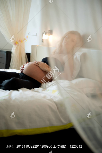 臥室孕婦