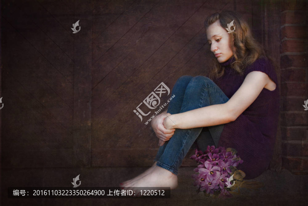 悲傷的少女與紫羅蘭花束