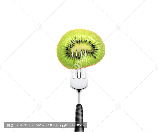 獼猴桃切片用叉子刺穿；白色背景隔離