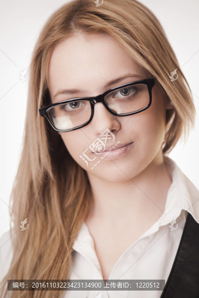 可愛的女孩戴眼鏡