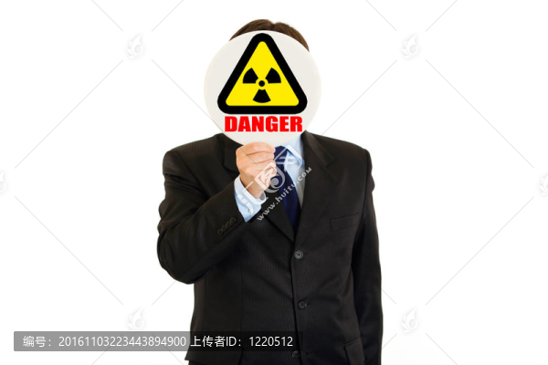 概念-輻射危險！商人拿著輻射符號在白色的臉前孤立