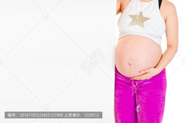 孕婦舉行空白廣告牌孤立在白色。特寫(xiě)。