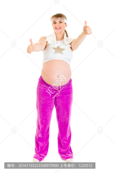 微笑孕婦穿著運動服在白色上露出豎起大拇指的姿勢