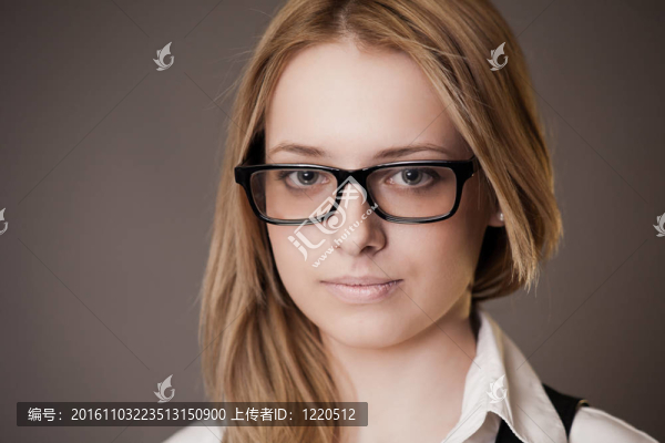 可愛的女孩戴眼鏡