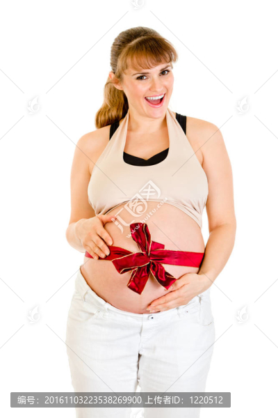 幸福美麗的孕婦與紅絲帶對腹部孤立的白色