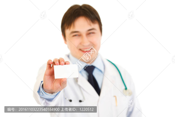 面帶微笑的醫(yī)生拿著空白名片在手上孤立在白色上