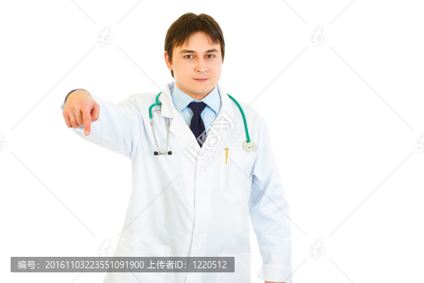 微笑的年輕醫(yī)學(xué)博士指著手指在白色上孤立下來
