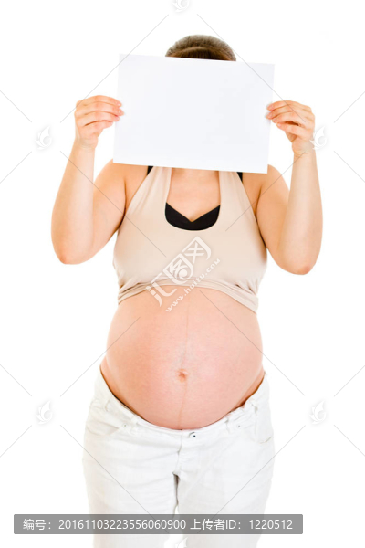 孕婦抱著空白紙在她面前孤立著白色