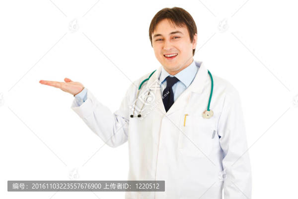 微笑的醫(yī)生在空白的手上呈現(xiàn)白色的東西