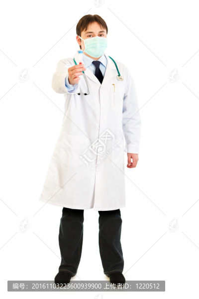 全科醫(yī)生在面膜面具持有血液樣本的手孤立在白色