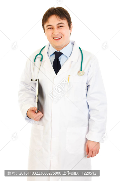 面帶微笑的醫(yī)學(xué)醫(yī)生手持夾板在白色上孤立