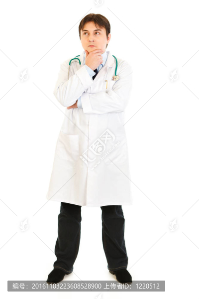體貼的醫(yī)生拿著手靠近下巴，看著角落里的空白