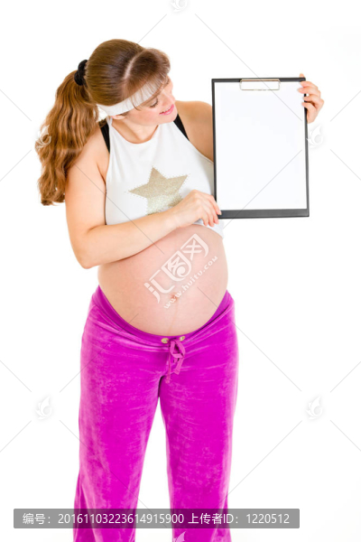 孕婦持空白剪貼板孤立在白色